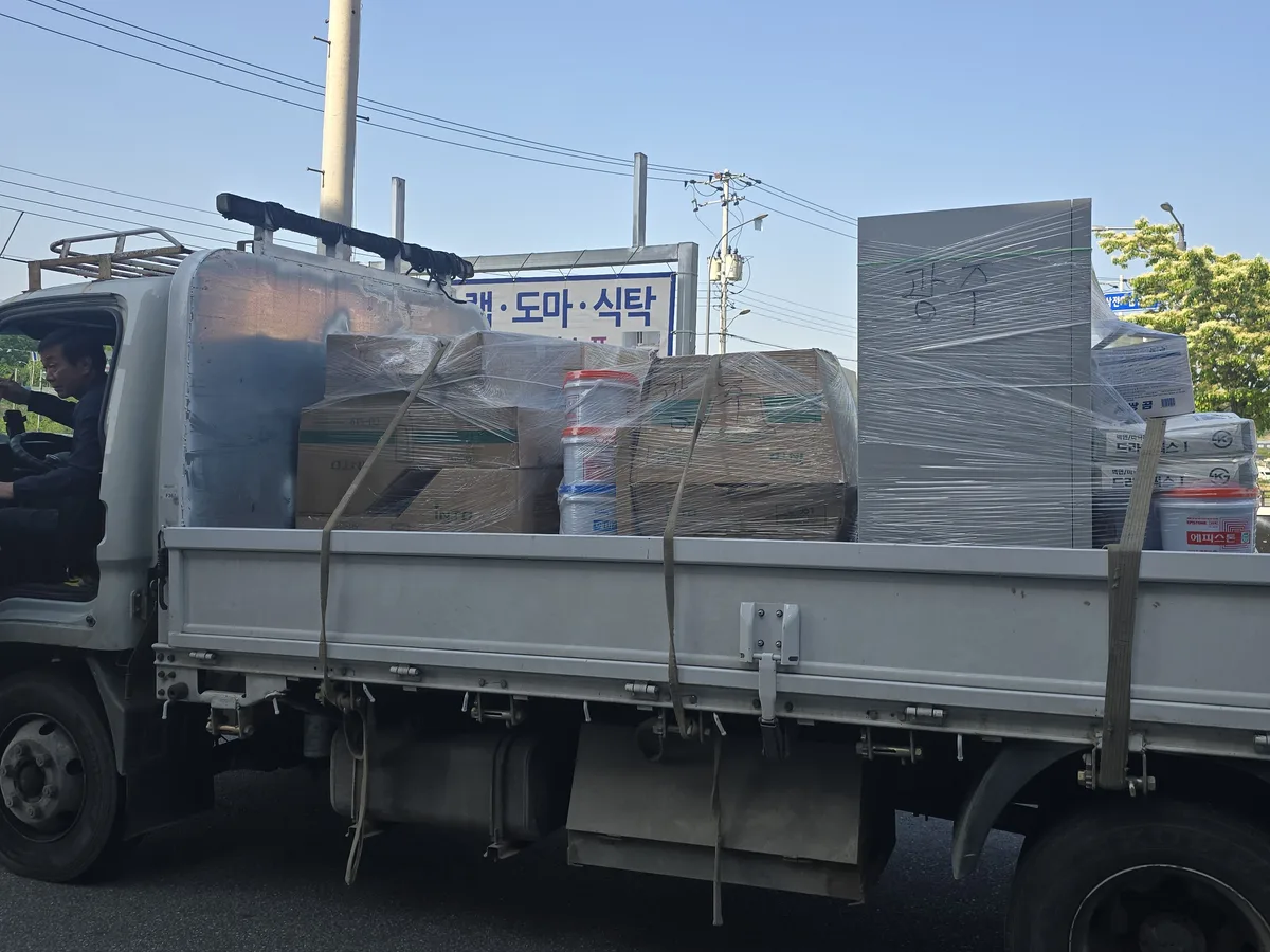 카페 화장실 포세린 타일 시공 및 위생기구 설치 과정