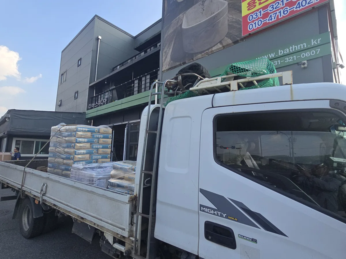 전체 리모델링 시공 후 용인 카페 화장실 완성 전경