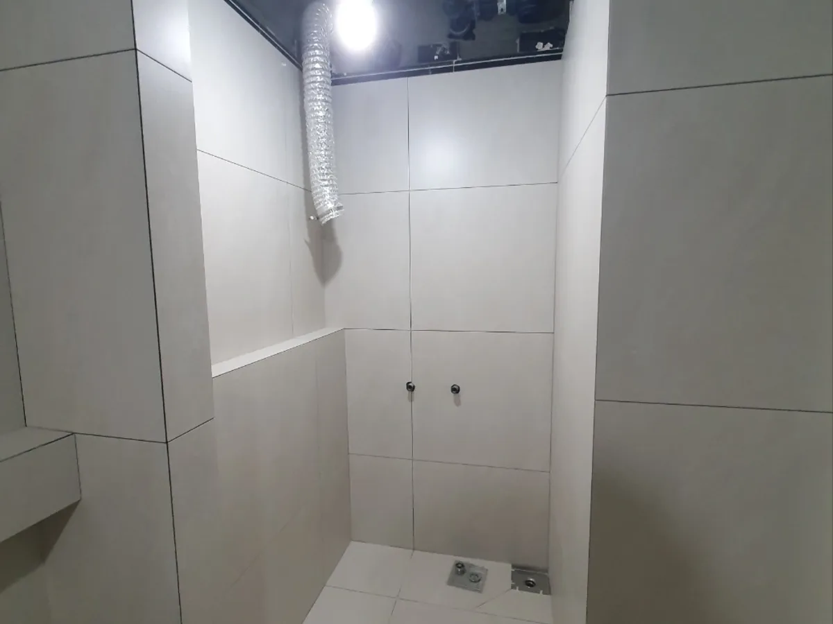 학원 화장실 신규 위생기구 설치 및 바닥 타일 보수 과정 - 용인 처인구